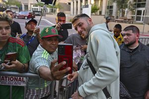 Santi Giménez hace broma a sus padres a su llegada a México