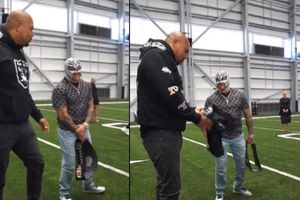 ¡Regalazo! Rey Mysterio recibe jersey obsequiado por los Raiders