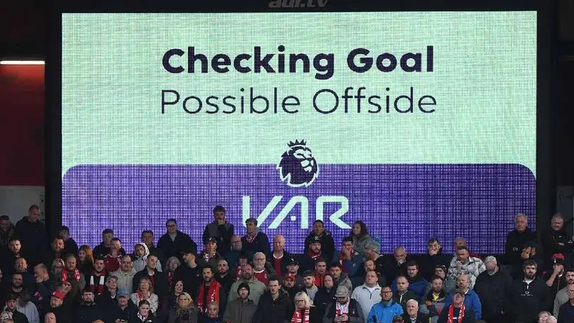 ¡Igual que la Liga MX! Árbitros comunicarán decisiones del VAR a aficionados en Inglaterra