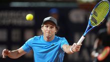 Diego Forlán se estrena en el tenis profesional con una derrota en casa