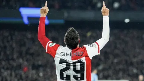 Santiago Giménez rompe el silencio sobre su lesión: “Me lesioné de la mente”