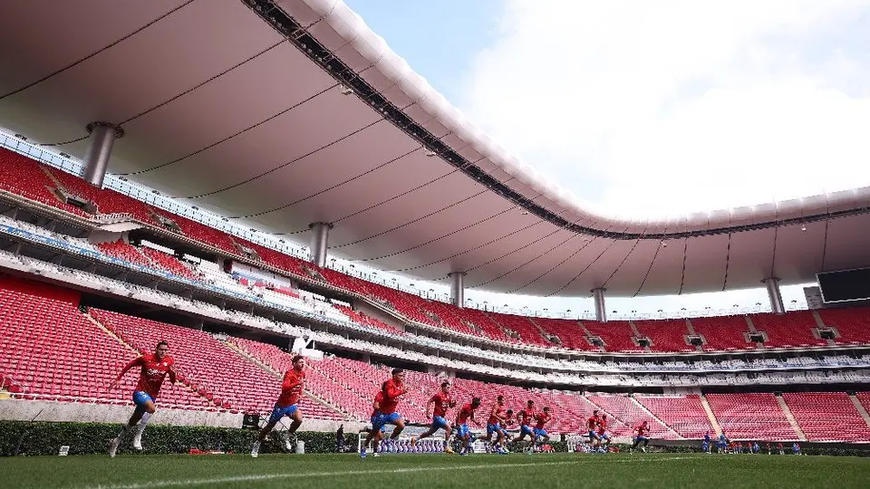 ¡Insólito! Cancha del Akron está contaminado por culpa de un pastel del ‘Pollo’ Briseño