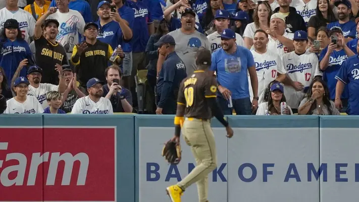 Aficionados de Dodgers arrojan objetos a jardinero de Padres durante Juegos 2 de la SDLN