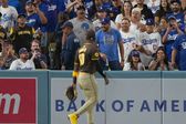Aficionados de Dodgers arrojan objetos a jardinero de Padres durante Juegos 2 de la SDLN