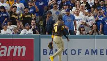 Aficionados de Dodgers arrojan objetos a jardinero de Padres durante Juegos 2 de la SDLN