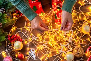 Estas son las recomendaciones para ahorrar energía y evitar accidentes con tus luces de navidad