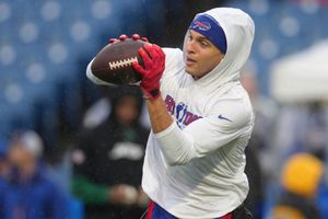 Mack Hollins llega con atuendo de playa al Highmark Stadium a -7°