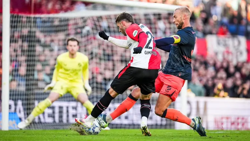 Santiago Giménez se convierte en el máximo goleador mexicano de la Eredivisie
