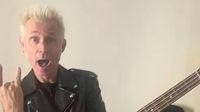 Mike Dirnt, bajista de Green Day, sorprendió a un niño mexicano en el aeropuerto al regalarle su bajo