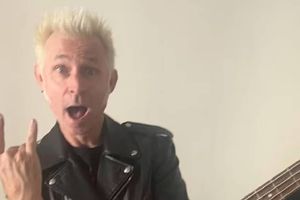 Mike Dirnt, bajista de Green Day, sorprendió a un niño mexicano en el aeropuerto al regalarle su bajo