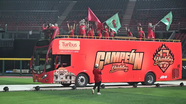 Diablos Rojos del México celebran su campeonato 17 con su afición en el Harp Helú