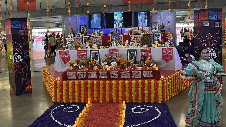 Realizan altar de muertos para aficionados y futbolistas históricos de Chivas