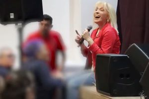 Yuri ofrece concierto en el penal de Xochimilco ante mujeres privadas de su libertad