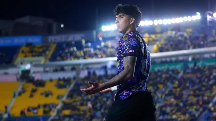 Kevin Álvarez no podía abandonar el Estadio por falta de muletas