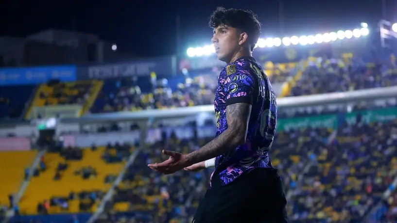 Kevin Álvarez no podía abandonar el Estadio por falta de muletas