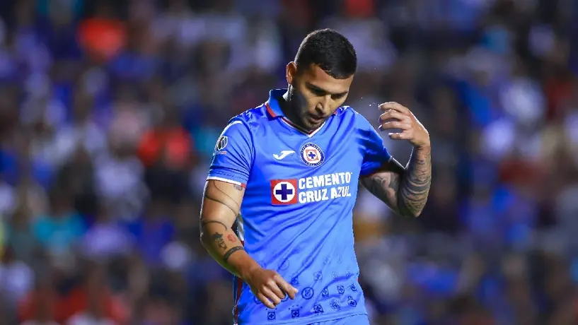 Juan Escobar rescinde contrato con Cruz Azul