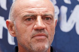 Chelis 'batea' a Chivas y propone a Mario Carrillo para dirigir al Rebaño