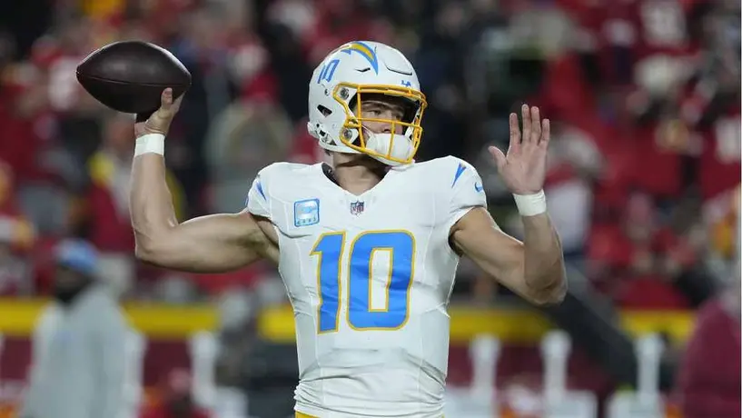 Justin Herbert listo para el juego de Semana 15 ante Tampa Bay a pesar de lesiones