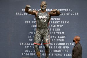 Miami Heat desvela estatua de Dwyane Wade fuera de la parte delantera de la arena del equipo