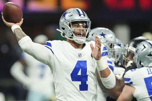 Jerry Jones confirma cirugía a Dak Prescott por desgarro en el tendón de la corva