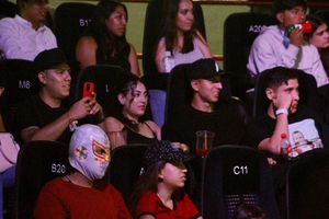 Jugadores de Chivas y medallistas paralímpicos acudieron al Martes de Glamour del CMLL