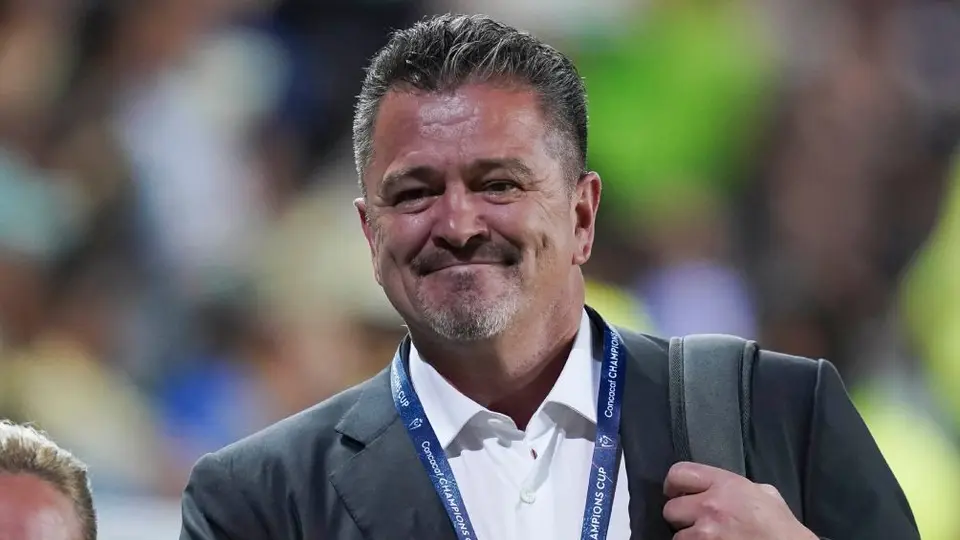 ¡Se enojó! Carlos Hermosillo defiende a Cruz Azul y confronta a Gustavo Mendoza
