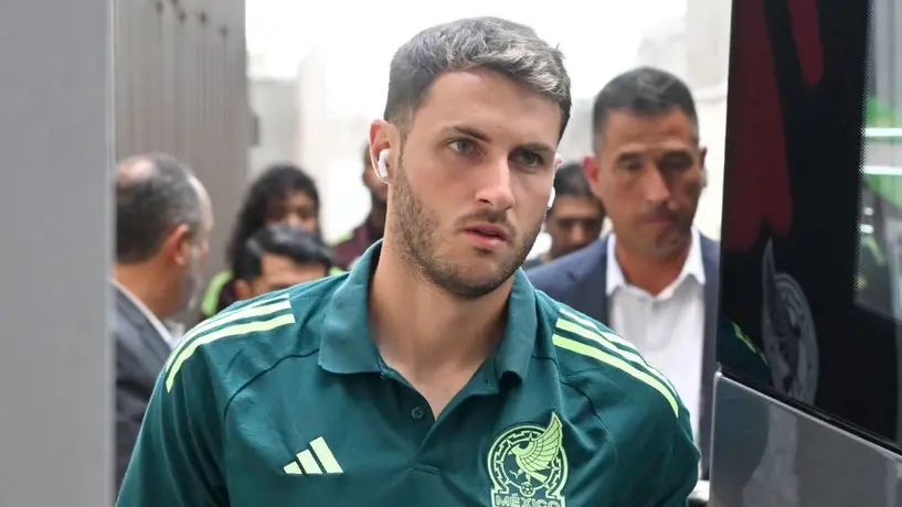 Santiago Giménez causó revuelo a su llegada a Texas para enfrentar a Canadá
