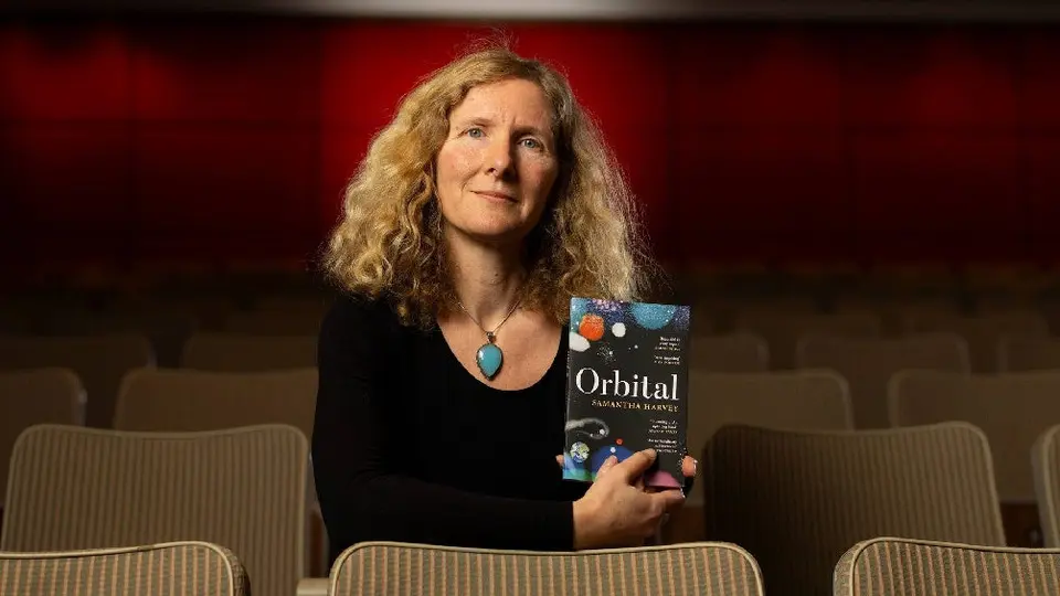 Premio Booker de Ficción: La escritora Samantha Harvey ganó por su novela ‘Orbital’