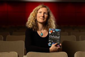 Premio Booker de Ficción: La escritora Samantha Harvey ganó por su novela ‘Orbital’