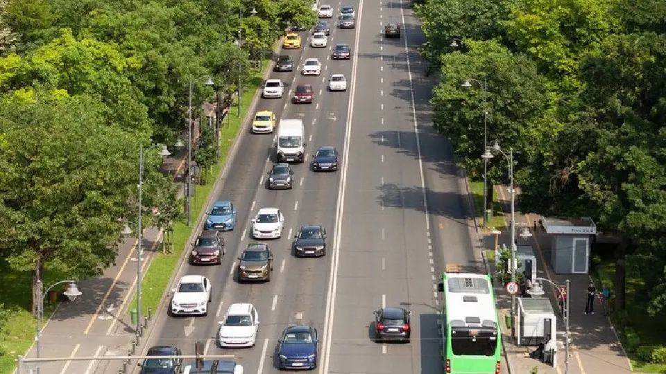 ¡Evita corralón y multas! Estos autos NO circulan este miércoles 18 de diciembre