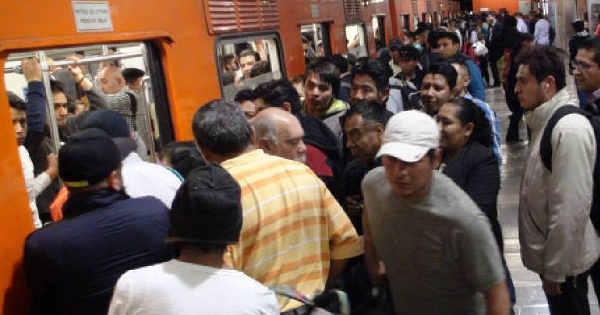 Nuevo modus operandi para robo de celulares en el Metro de CDMX | RÉCORD