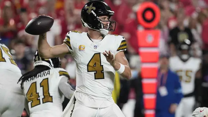 Derek Carr se perderá varias semanas por una lesión en los oblicuos