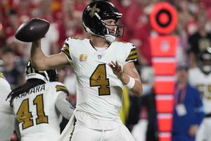Derek Carr se perderá varias semanas por una lesión en los oblicuos