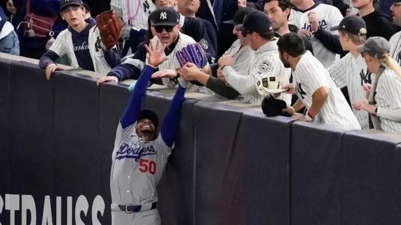 Mookie Betts reveló que quería pelear con los aficionados que lo tomaron del guante
