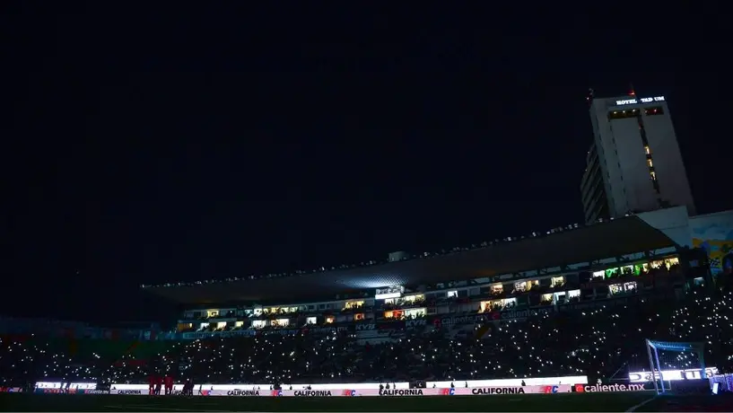 Se apagan la luces en los minutos finales del encuentro entre León y Mazatlán