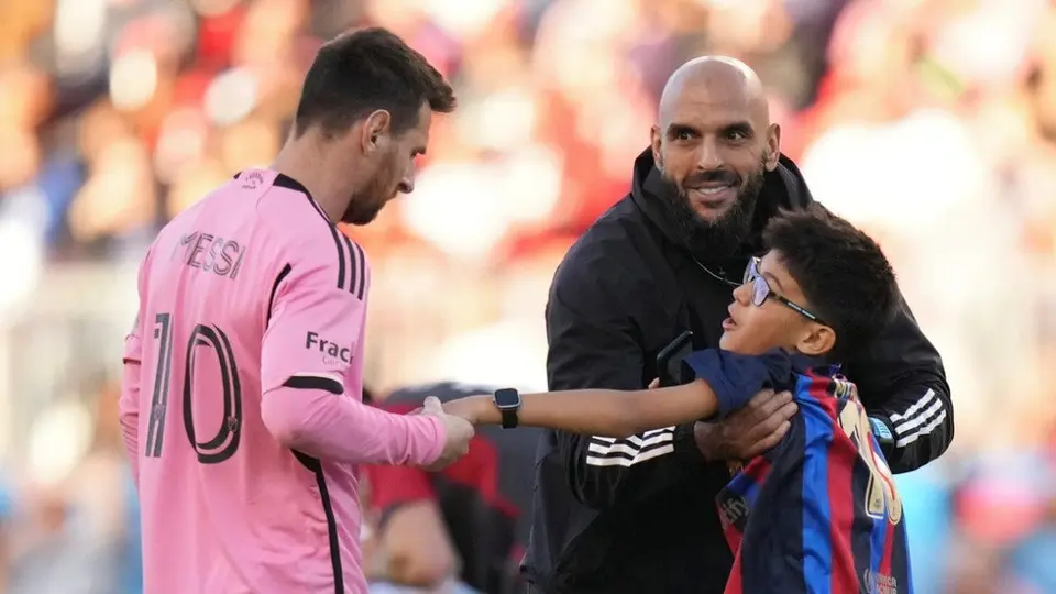 Enorme gesto tuvo Messi con un pequeño aficionado que evadió la seguridad por una foto