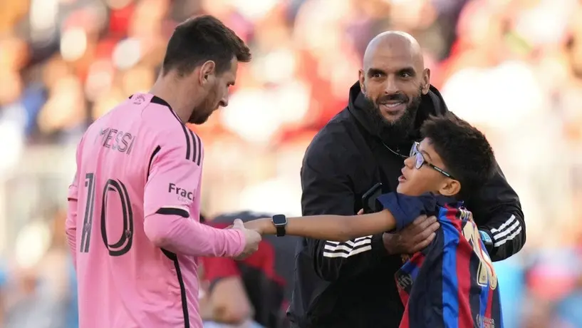 Enorme gesto tuvo Messi con un pequeño aficionado que evadió la seguridad por una foto