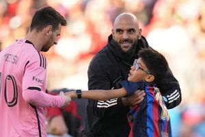 Enorme gesto tuvo Messi con un pequeño aficionado que evadió la seguridad por una foto