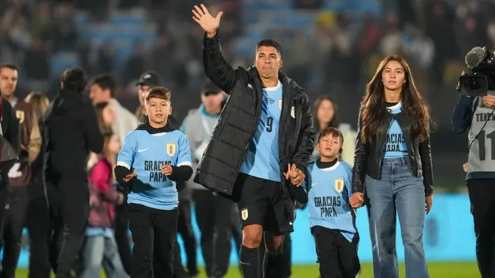 Así fue el emotivo homenaje que recibió Luis Suárez en su último partido con Uruguay