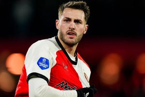 Gol de Santi Giménez con el Feyenoord desata la locura del Chaco