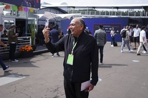 Antonio Pérez, papá de Checo Pérez, se luce vistiendo marca de su hijo en el GP de México