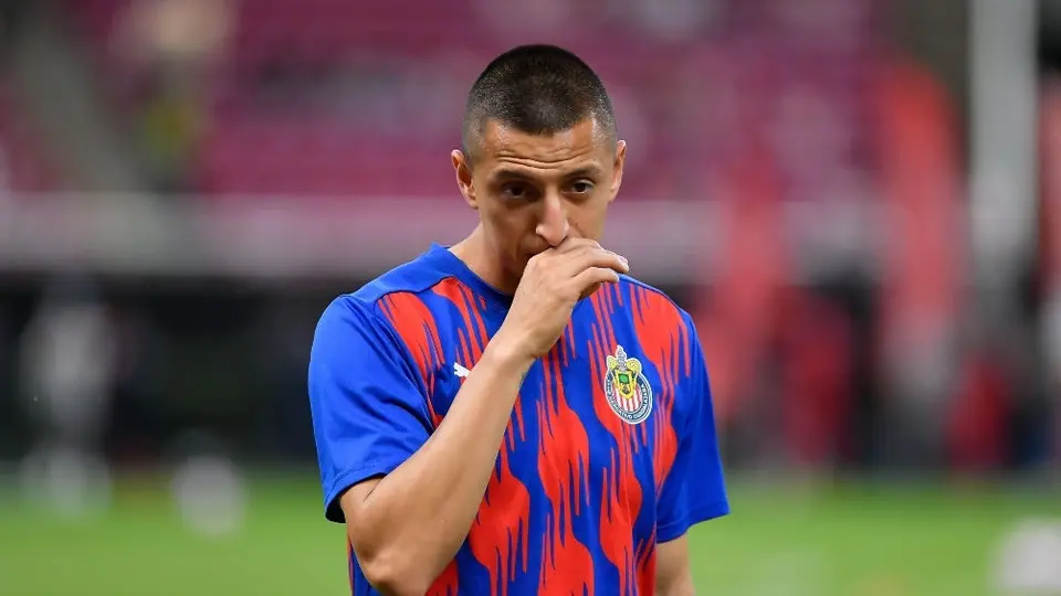 Roberto Alvarado abandonó el juego ante Necaxa debido a molestias musculares