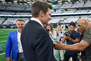 Tom Brady y Mike Tyson tienen espectacular encuentro previo al Saints vs Dallas