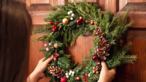 Navidad 2024: ¿Por qué se decora con una corona la puerta y cuál es su significado?