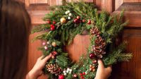 Navidad 2024: ¿Por qué se decora con una corona la puerta y cuál es su significado?