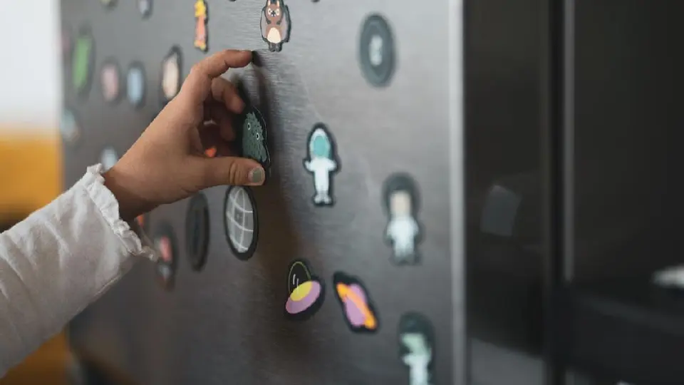 ¿Imanes en el refrigerador provocan que llegue más caro el recibo de luz? Aquí te lo decimos