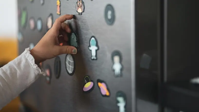 ¿Imanes en el refrigerador provocan que llegue más caro el recibo de luz? Aquí te lo decimos