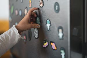 ¿Imanes en el refrigerador provocan que llegue más caro el recibo de luz? Aquí te lo decimos