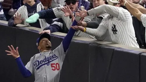 Aficionados de Yankees que interfirieron a Betts en la Serie Mundial fueron vetados de la MLB