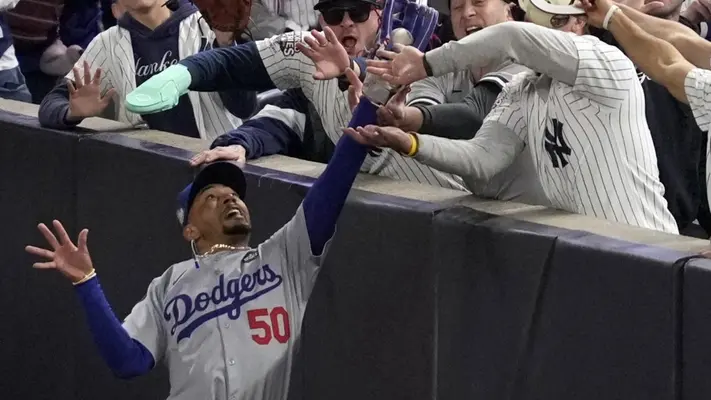 Aficionados de Yankees que interfirieron a Betts en la Serie Mundial fueron vetados de la MLB